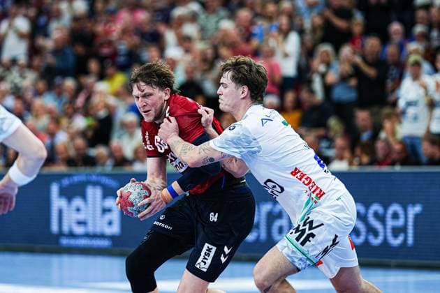 Lasse Moeller SG Flensburg Handewitt, 64 , Victor Kloeve Frisch Auf Goeppingen, 07 GER, SG Flensburg Handewitt vs Frisch Auf Goeppingen, Handball, Bundesliga, Matchday 6, Season 2026 2026, 28 09 2025 GER, SG Flensburg Handewitt vs Frisch Auf Goeppingen, Handball, Bundesliga, Matchday 6, Season 2026 2026, 28 09 2025 Flensburg Copyright: xEibner-Pressefoto MarcelxvonxFehrnx EP_MFN