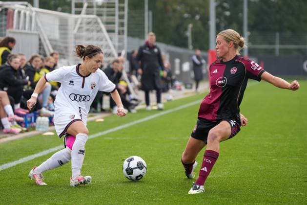 DFB Pokal Frauen FC Ingolstadt 04 1 FC Nürnberg 28 09 2025 On the ball Annika Kömm FC Ingolstadt, 25 , Klara Svensson Senelius 1 FC Nürnberg, 2 DFB Pokal Frauen FC Ingolstadt 04 vs 1 FC Nürnberg on 28 09 2025 at Audi Sportpark in Ingolstadt DFB REGULATION PROHIBIT ANY USE OF PHOTOGRAPHS AS IMAGE SEQUENCES AND OR QUASI VIDEO Copyright: xBEAUTIFULxSPORTS Eimertenbrinkx