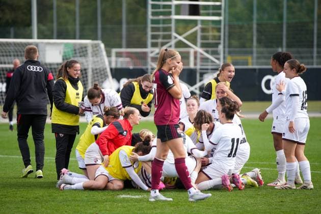 DFB Pokal Frauen FC Ingolstadt 04 1 FC Nürnberg 28 09 2025 The Ingolstadt women cheer after winning the penalty shootout, in front Beatrix Förd s 1 FC Nürnberg, 27 after her missed penalty DFB Pokal Frauen FC Ingolstadt 04 vs 1 FC Nürnberg on 28 09 2025 at Audi Sportpark in Ingolstadt DFB REGULATION PROHIBIT ANY USE OF PHOTOGRAPHS AS IMAGE SEQUENCES AND OR QUASI VIDEO Copyright: xBEAUTIFULxSPORTS Eimertenbrinkx