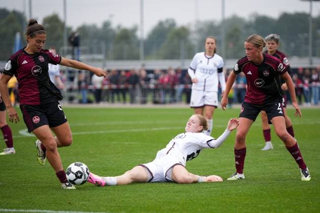 DFB Pokal Frauen FC Ingolstadt 04 1 FC Nürnberg 28 09 2025 Bei der Grätsche Nina Penzkofer FC Ingolstadt, 29 , Laura Miller 1 FC Nürnberg, 9 , Klara Svensson Senelius 1 FC Nürnberg, 2 , DFB Pokal Frauen FC Ingolstadt 04 vs 1 FC Nürnberg on 28 09 2025 at Audi Sportpark in Ingolstadt DFB REGULATION PROHIBIT ANY USE OF PHOTOGRAPHS AS IMAGE SEQUENCES AND OR QUASI VIDEO Copyright: xBEAUTIFULxSPORTS Eimertenbrinkx