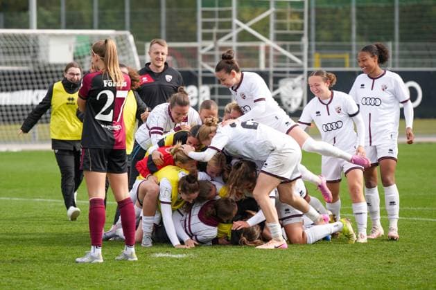 DFB Pokal Frauen FC Ingolstadt 04 1 FC Nürnberg 28 09 2025 The Ingolstadt women cheer after winning the penalty shootout, in front Beatrix Förd s 1 FC Nürnberg, 27 after her missed penalty DFB Pokal Frauen FC Ingolstadt 04 vs 1 FC Nürnberg on 28 09 2025 at Audi Sportpark in Ingolstadt DFB REGULATION PROHIBIT ANY USE OF PHOTOGRAPHS AS IMAGE SEQUENCES AND OR QUASI VIDEO Copyright: xBEAUTIFULxSPORTS Eimertenbrinkx