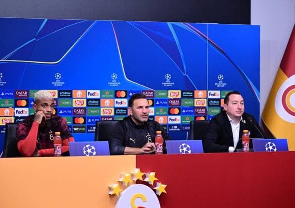 Ahead of Galatasaray v Liverpool - UEFA Champions League ISTANBUL, TURKIYE - SEPTEMBER 29: Head Coach Okan Buruk (C) and player Mario Lemina (L) of Galatasaray attend a press conference, PK, Pressekonferenz at Kemerburgaz Metin Oktay Facilities ahead of UEFA Champions League football match against Liverpool in Istanbul, Turkiye on September 29, 2025. Abdulhamid Hosbas Anadolu Istanbul Turkey. Editorial use only. Please get in touch for any other usage.  Copyright: x2025xAnadoluxAbdulhamidxHosbasx