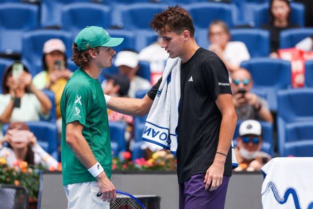 Sport Bilder des Tages BEIJING, CHINA - SEPTEMBER 29: Jakub Mensik (R) of the Czech Republic and Alex De Minaur of Australia talk after Mensik retired from the Men s Singles Quarterfinal match on day 8 of the 2025 China Open at the National Tennis Center on September 29, 2025 in Beijing, China.  Copyright: xVCGx 111593935351