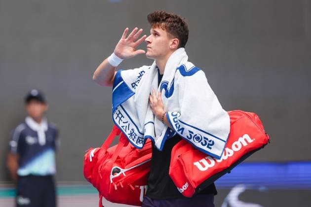 BEIJING, CHINA - SEPTEMBER 29: Jakub Mensik of the Czech Republic waves after he retired from the Men s Singles Quarterfinal match against Alex De Minaur of Australia on day 8 of the 2025 China Open at the National Tennis Center on September 29, 2025 in Beijing, China.  Copyright: xVCGx 111593935178
