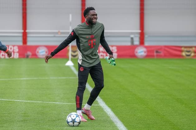 Injured Alphonso Davies FC Bayern Muenchen, 19 on the training pitch, is in a good mood, GER, Final training, FC Bayern Muenchen, Football, UEFA Champions League, League phase, Matchday 2, 2025 2026 season, 29 09 2025, GER, Final training, FC Bayern Muenchen, Football, UEFA Champions League, League phase, Matchday 2, 2025 2026 season, 29 09 2025 Muenchen Copyright: xEibner-Pressefoto JennixMaulx EP_JML