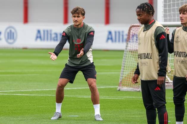 Tom Bischof FC Bayern Muenchen, 20 , with Wisdom Mike FC Bayern Muenchen, 36 and Lennart Karl FC Bayern Muenchen, 42 , GER, Final training, FC Bayern Muenchen, Football, UEFA Champions League, League Phase, Matchday 2, Season 2025 2026, 29 09 2025, GER, Final training, FC Bayern Muenchen, Football, UEFA Champions League, League Phase, Matchday 2, Season 2025 2026, 29 09 2025 Muenchen Copyright: xEibner-Pressefoto JennixMaulx EP_JML