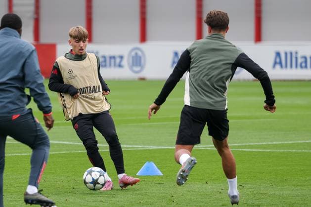 Lennart Karl FC Bayern Muenchen, 42 with ball with Tom Bischof FC Bayern Muenchen, 20 , GER, Final training, FC Bayern Muenchen, Football, UEFA Champions League, League phase, Matchday 2, 2025 2026 season, 29 09 2025, GER, Final training, FC Bayern Muenchen, Football, UEFA Champions League, League phase, Matchday 2, 2025 2026 season, 29 09 2025 Muenchen Copyright: xEibner-Pressefoto JennixMaulx EP_JML