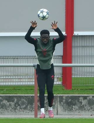 20 09 2025, Final training, FC Bayern Muenchen Saebenerstrasse, Soccer Sport, in the picture Alphons Davies FC Bayern Muenchen with long throw-in exercises