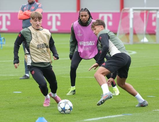 20 09 2025, Final training, FC Bayern Muenchen Saebenerstrasse, Soccer Sport, in the picture Lennart Karl FC Bayern Muenchen , Michael Olise FC Bayern Muenchen , Tom Bischof FC Bayern Muenchen