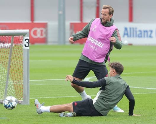 20 09 2025, Final training, FC Bayern Muenchen Saebenerstrasse, Football Sport, in the picture Harry Kane FC Bayern Muenchen vs Tom Bischof FC Bayern Muenchen