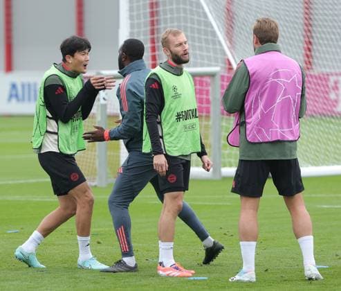20 09 2025, Final training, FC Bayern Muenchen Saebenerstrasse, Football Sport, in the picture Min Jae Kim FC Bayern Muenchen with Floribert NGalula FC Bayern Muenchen disagree, Konrad Laimer FC Bayern Muenchen and Harry Kane FC Bayern Muenchen in a big talk