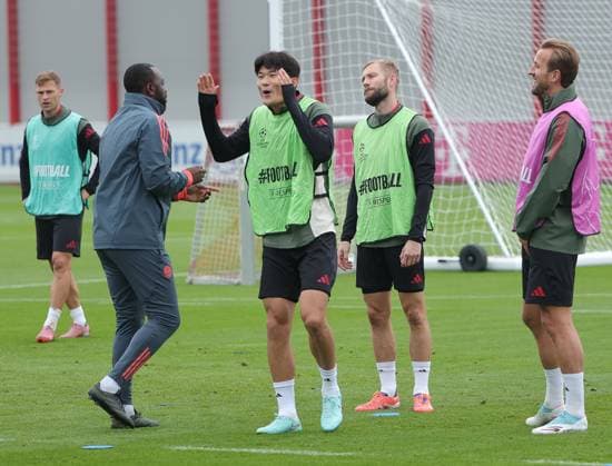 20 09 2025, Final training, FC Bayern Muenchen Saebenerstrasse, Football Sport, in the picture Joshua Kimmich FC Bayern Muenchen , Floribert NGalula FC Bayern Muenchen , Min Jae Kim FC Bayern Muenchen , Konrad Laimer FC Bayern Muenchen and Harry Kane FC Bayern Muenchen have fun