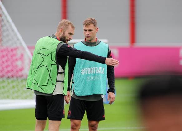 Football, Men, Champions League, Season 2025 2026, FC Bayern Munich, Final training Konrad Laimer FC Bayern Munich left with Joshua Kimmich FC Bayern Munich right in conversation