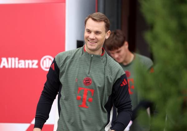 Football, Men, Champions League, 2025 2026 season, FC Bayern Munich, Final training session Manuel Neuer FC Bayern Munich in a good mood on the way to the training ground