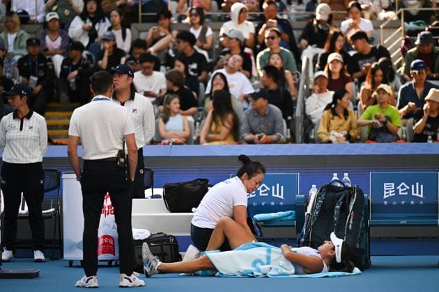 (250929) -- BEIJING, Sept. 29, 2025 -- Camila Osorio (bottom) gets medical treatment during the women s singles third round match between Iga Swiatek of Poland and Camila Osorio of Colombia at 2025 China Open tennis tournament in Beijing, China, Sept. 29, 2025. ) (SP)CHINA-BEIJING-TENNIS-CHINA OPEN-WOMEN S SINGLES-THIRD ROUND(CN) XinxMengchen 