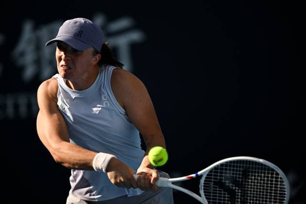 Sport Bilder des Tages (250929) -- BEIJING, Sept. 29, 2025 -- Iga Swiatek hits a return during the women s singles third round match between Iga Swiatek of Poland and Camila Osorio of Colombia at 2025 China Open tennis tournament in Beijing, China, Sept. 29, 2025. ) (SP)CHINA-BEIJING-TENNIS-CHINA OPEN-WOMEN S SINGLES-THIRD ROUND(CN) XinxMengchen 