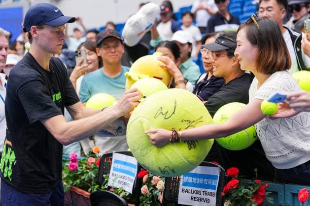 (250929) -- BEIJING, Sept. 29, 2025 -- Jannik Sinner signs for spectators after the men s singles quarterfinal match between Jannik Sinner of Italy and Fabian Marozsan of Hungary at 2025 China Open tennis tournament in Beijing, China, Sept. 29, 2025. ) (SP)CHINA-BEIJING-TENNIS-CHINA OPEN-MEN S SINGLES-QUARTERFINALS(CN) NaxYuqi 