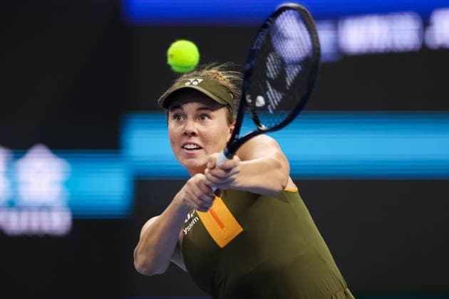 BEIJING, CHINA - SEPTEMBER 29: Linda Noskova of the Czech Republic competes in the Women s Singles Round of 32 match against Zheng Qinwen of China on day 8 of the 2025 China Open at the National Tennis Center on September 29, 2025 in Beijing, China.  Copyright: xVCGx 111594013717