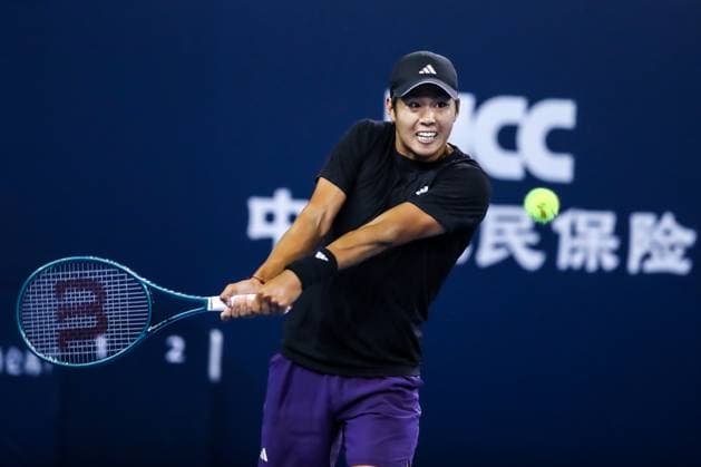 BEIJING, CHINA - SEPTEMBER 29: Learner Tien of the United States competes in the Men s Singles Quarterfinal match against Lorenzo Musetti of Italy on day 8 of the 2025 China Open at the National Tennis Center on September 29, 2025 in Beijing, China.  Copyright: xVCGx 111594009176