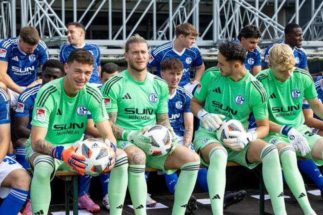 29 09 2025, Football, Season 2025 2026, Team picture FC Schalke 04, f l Goalkeeper Luca Podlech FC Schalke 04 , Goalkeeper Loris Karius FC Schalke 04 , Goalkeeper Justin Heekeren FC Schalke 04 , Goalkeeper Johannes Siebeking FC Schalke 04 , Gelsenkirchen Training ground FC Schalke 04 NRW Germany xRHR PHOTO YYx Copyright: RHR-FOTOx RHR-FOTO YY
