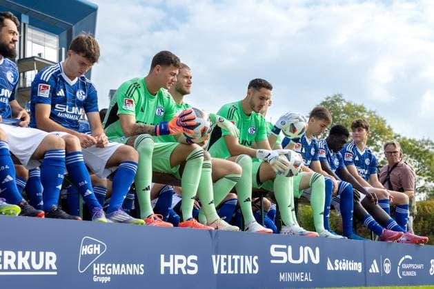 29 09 2025, Football, Season 2025 2026, Team picture FC Schalke 04, f l Amin Younes FC Schalke 04 , Vitalie Becker FC Schalke 04 , Goalkeeper Luca Podlech FC Schalke 04 , Goalkeeper Loris Karius FC Schalke 04 , Goalkeeper Justin Heekeren FC Schalke 04 , Felipe Sanchez FC Schalke 04 , Zaid Tchibara FC Schalke 04 , Dylan Leonard FC Schalke 04 , Gelsenkirchen training ground FC Schalke 04 NRW Germany xRHR PHOTO YYx Copyright: RHR-FOTOx RHR-FOTO YY