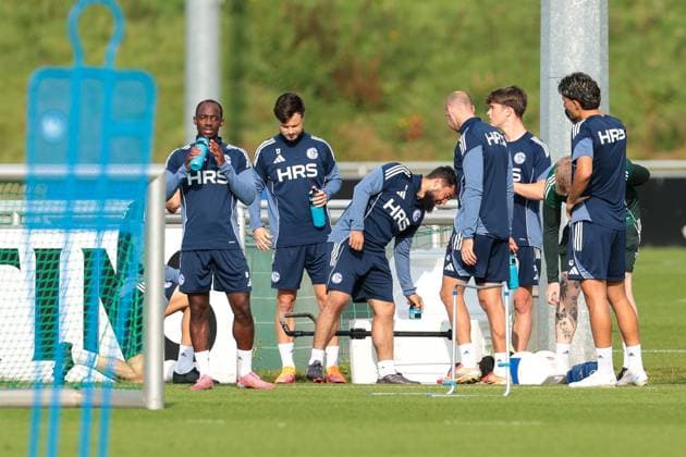 29 09 2025, Football, Season 2025 2026, Training FC Schalke 04, Drinking break for the players of S04, f l Christopher Antwi Adjei FC Schalke 04 , Adrian Gantenbein FC Schalke 04 , Amin Younes FC Schalke 04 , Henning Matriciani FC Schalke 04 , Dylan Leonard FC Schalke 04 , Gelsenkirchen Training ground FC Schalke 04 NRW Germany xRHR PHOTO YYx Copyright: RHR-FOTOx RHR-FOTO YY