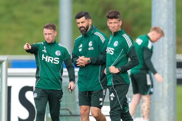 29 09 2025, Football, Season 2025 2026, Training FC Schalke 04, f l Co Coach Eddie Lattimore FC Schalke 04 , Coach Miron Muslic FC Schalke 04 , Consultant Franz Schiemer FC Schalke 04 , Gelsenkirchen Training ground FC Schalke 04 NRW Germany xRHR PHOTO YYx Copyright: RHR-FOTOx RHR-FOTO YY