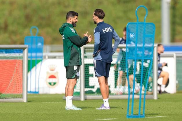 29 09 2025, Football, Season 2025 2026, Training FC Schalke 04, f l Coach Miron Muslic FC Schalke 04 talks to Kenan Karaman FC Schalke 04 , Gelsenkirchen Training ground FC Schalke 04 NRW Germany xRHR PHOTO YYx Copyright: RHR-FOTOx RHR-FOTO YY