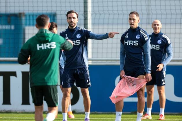 29 09 2025, Football, Season 2025 2026, Training FC Schalke 04, f l Kenan Karaman FC Schalke 04 , Nikola Katic FC Schalke 04 , Henning Matriciani FC Schalke 04 , Gelsenkirchen Training ground FC Schalke 04 NRW Germany xRHR PHOTO YYx Copyright: RHR-FOTOx RHR-FOTO YY