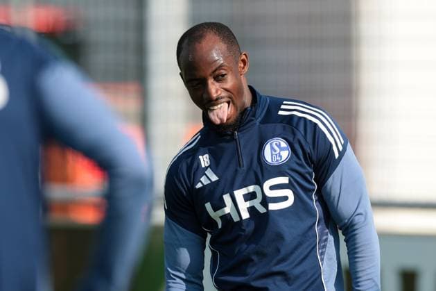 29 09 2025, Football, Season 2025 2026, Training FC Schalke 04, Christopher Antwi Adjei FC Schalke 04 sticks out his tongue, Gelsenkirchen Training ground FC Schalke 04 NRW Germany xRHR PHOTO YYx Copyright: RHR-FOTOx RHR-FOTO YY