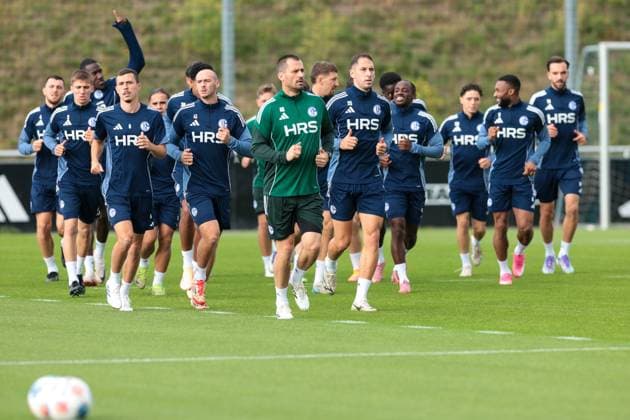 29 09 2025, Football, Season 2025 2026, Training FC Schalke 04, The players of S04 warm up, Gelsenkirchen Training ground FC Schalke 04 NRW Germany xRHR PHOTO YYx Copyright: RHR-FOTOx RHR-FOTO YY