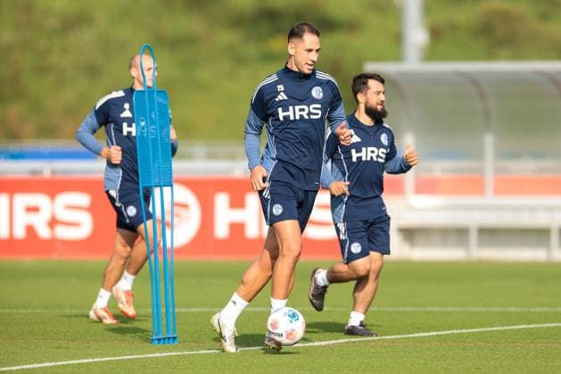 29 09 2025, Football, Season 2025 2026, Training FC Schalke 04, f l Henning Matriciani FC Schalke 04 , Nikola Katic FC Schalke 04 , Amin Younes FC Schalke 04 , Gelsenkirchen Training ground FC Schalke 04 NRW Germany xRHR PHOTO YYx Copyright: RHR-FOTOx RHR-FOTO YY