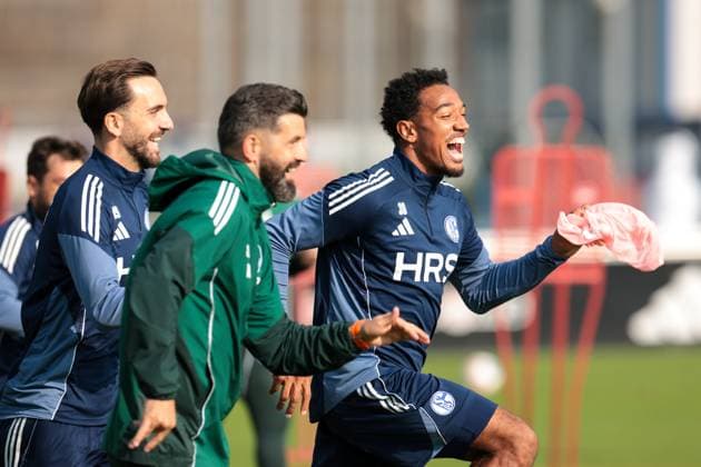 29 09 2025, Football, Season 2025 2026, Training FC Schalke 04, f l Kenan Karaman FC Schalke 04 , Coach Miron Muslic FC Schalke 04 , Anton Donkor FC Schalke 04 , Gelsenkirchen Training ground FC Schalke 04 NRW Germany xRHR PHOTO YYx Copyright: RHR-FOTOx RHR-FOTO YY