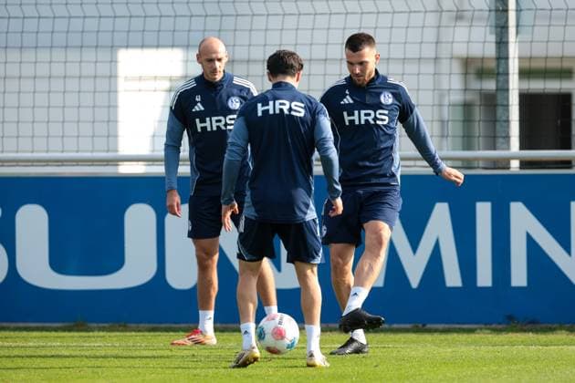 29 09 2025, Football, Season 2025 2026, Training FC Schalke 04, f l Henning Matriciani FC Schalke 04 , Hasan Kurucay FC Schalke 04 , Gelsenkirchen Training ground FC Schalke 04 NRW Germany xRHR PHOTO YYx Copyright: RHR-FOTOx RHR-FOTO YY