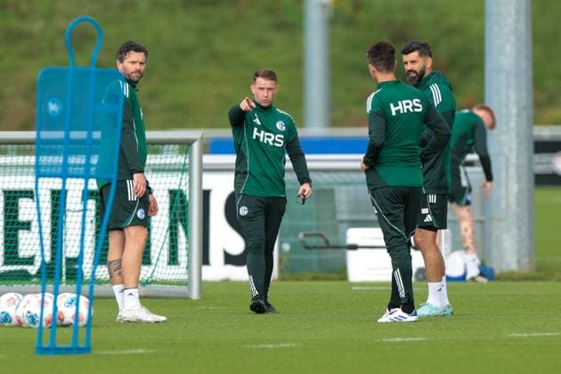 29 09 2025, Football, Season 2025 2026, Training FC Schalke 04, f l Co Coach Tim Hoogland FC Schalke 04 , Co Coach Eddie Lattimore FC Schalke 04 , Coach Miron Muslic FC Schalke 04 , Gelsenkirchen Training ground FC Schalke 04 NRW Germany xRHR PHOTO YYx Copyright: RHR-FOTOx RHR-FOTO YY