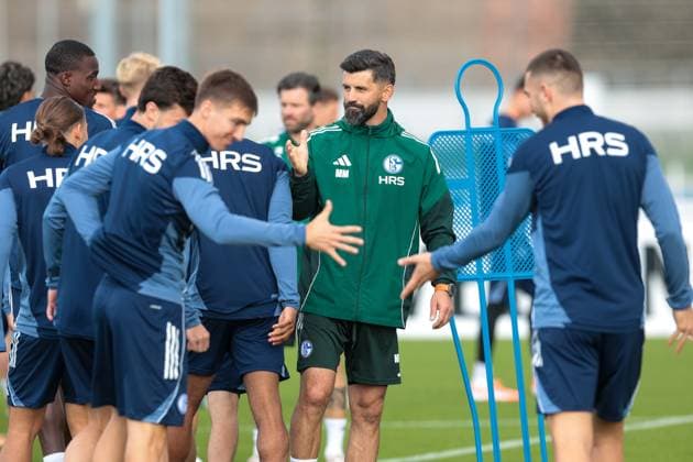 29 09 2025, Football, Season 2025 2026, Training FC Schalke 04, Coach Miron Muslic FC Schalke 04 welcomes his players, Gelsenkirchen Training ground FC Schalke 04 NRW Germany xRHR PHOTO YYx Copyright: RHR-FOTOx RHR-FOTO YY