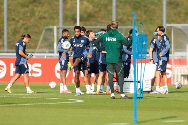 29 09 2025, Football, Season 2025 2026, Training FC Schalke 04, Anton Donkor FC Schalke 04 , in the background the players are drinking and taking a break, Gelsenkirchen Training ground FC Schalke 04 NRW Germany xRHR PHOTO YYx Copyright: RHR-FOTOx RHR-FOTO YY