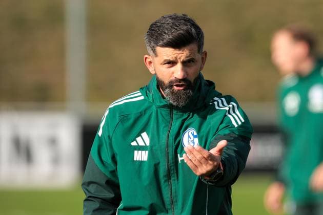 29 09 2025, Football, Season 2025 2026, Training FC Schalke 04, Coach Miron Muslic FC Schalke 04 gives instructions, Gelsenkirchen Training ground FC Schalke 04 NRW Germany xRHR PHOTO YYx Copyright: RHR-FOTOx RHR-FOTO YY