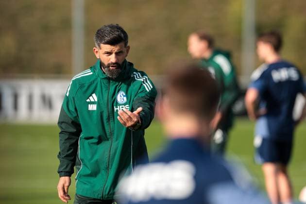 29 09 2025, Football, Season 2025 2026, Training FC Schalke 04, Coach Miron Muslic FC Schalke 04 gives instructions, Gelsenkirchen Training ground FC Schalke 04 NRW Germany xRHR PHOTO YYx Copyright: RHR-FOTOx RHR-FOTO YY