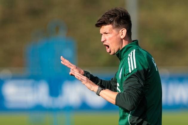 29 09 2025, Football, Season 2025 2026, Training FC Schalke 04, Consultant Franz Schiemer FC Schalke 04 gives instructions, Gelsenkirchen Training ground FC Schalke 04 NRW Germany xRHR PHOTO YYx Copyright: RHR-FOTOx RHR-FOTO YY