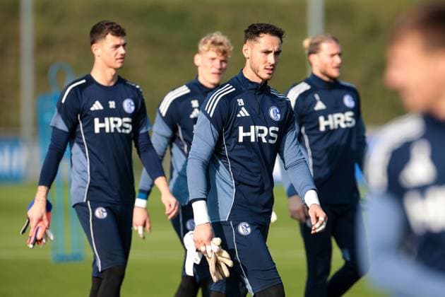 29 09 2025, Football, Season 2025 2026, Training FC Schalke 04, f l Goalkeeper Luca Podlech FC Schalke 04 , Goalkeeper Johannes Siebeking FC Schalke 04 , Goalkeeper Justin Heekeren FC Schalke 04 , Goalkeeper Loris Karius FC Schalke 04 , Gelsenkirchen Training ground FC Schalke 04 NRW Germany xRHR PHOTO YYx Copyright: RHR-FOTOx RHR-FOTO YY