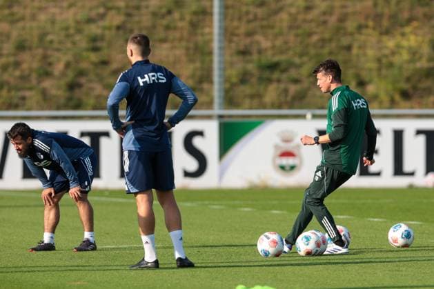 29 09 2025, Football, Season 2025 2026, Training FC Schalke 04, f l Amin Younes FC Schalke 04 , Consultant Franz Schiemer FC Schalke 04 , Gelsenkirchen Training ground FC Schalke 04 NRW Germany xRHR PHOTO YYx Copyright: RHR-FOTOx RHR-FOTO YY