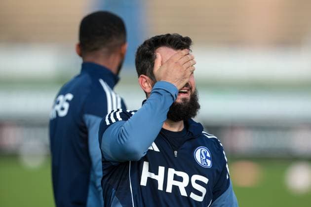 29 09 2025, Football, Season 2025 2026, Training FC Schalke 04, Amin Younes FC Schalke 04 with his hand in his face, Gelsenkirchen Training ground FC Schalke 04 NRW Germany xRHR PHOTO YYx Copyright: RHR-FOTOx RHR-FOTO YY