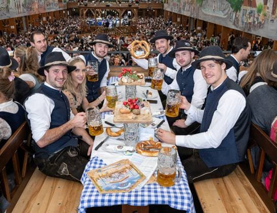 Sport Bilder des Tages Tobias Rieder (EHC Red Bull Muenchen, 8), Taro Hirose (EHC Red Bull Muenchen, 17), Gabriel Fontaine (EHC Red Bull Muenchen, 97), Adam Brooks (EHC Red Bull Muenchen, 77) und Rio Kaiser (EHC Red Bull Muenchen, 18) mit Bierkruegen Masskruegen und Breze am Biertisch GER, EHC Red Bull Muenchen, Eishockey, DEL, Teambesuch Oktoberfest Muenchen 2025, Hacker-Festzelt, 29.09.2025. GER, EHC Red Bull Muenchen, Eishockey, DEL, Teambesuch Oktoberfest Muenchen 2025, Hacker-Festzelt, 29.09.2025. Muenchen *** Tobias Rieder EHC Red Bull Muenchen, 8 , Taro Hirose EHC Red Bull Muenchen, 17 , Gabriel Fontaine EHC Red Bull Muenchen, 97 , Adam Brooks EHC Red Bull Muenchen, 77 und Rio Kaiser EHC Red Bull Muenchen, 18 mit Bierkruegen Masskruegen und Breze am Biertisch GER, EHC Red Bull Muenchen, ice hockey, DEL, team visit Oktoberfest Muenchen 2025, Hacker Festzelt, 29 09 2025 GER, EHC Red Bull Muenchen, ice hockey, DEL, team visit Oktoberfest Muenchen 2025, Hacker Festzelt, 29 09 2025 Muenchen Copyright: xEibner-Pressefoto FranzxFeinerx EP_HFR