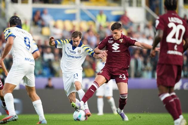 Parma s Gaetano Oristanio fights for the ball with Torino s Cesare Casadei during the Serie A soccer match between Parma and Torino at Ennio Tardini Stadium in Parma, North Italy, Monday, September 29, 2025. Soccer  Copyright: xMassimoxPaolone LaPressex