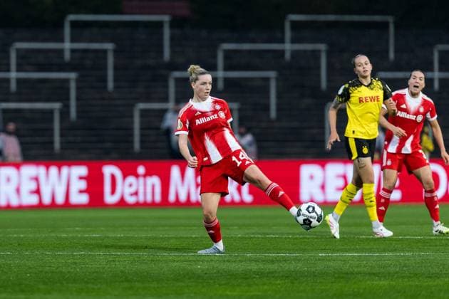 DFB Pokal der Frauen, Borussia Dortmund FC Bayern München 29 09 2025 Alara Sehitler FC Bayern München, 14 intercepts a pass DFB Pokal der Frauen, Borussia Dortmund FC Bayern München Dortmund, Stadion Rote Erde on 29 09 2025 DFB REGULATIONS PROHIBIT ANY USE OF PHOTOGRAPHS AS IMAGE SEQUENCES AND OR QUASI VIDEO Copyright: xBEAUTIFULxSPORTS Wunderlx