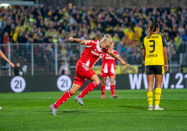 Pernille Harder FC Bayern Muenchen, 21 over the 0 1 29 09 2025, Borussia Dortmund FC Bayern München, Frauen, 1 Runde DFB Pokal in Dortmund, Stadion Rote Erde DFL regulations prohibit any use of photographs as image sequences and or quasi video Copyright: HMBxMedia xMarcoxBader