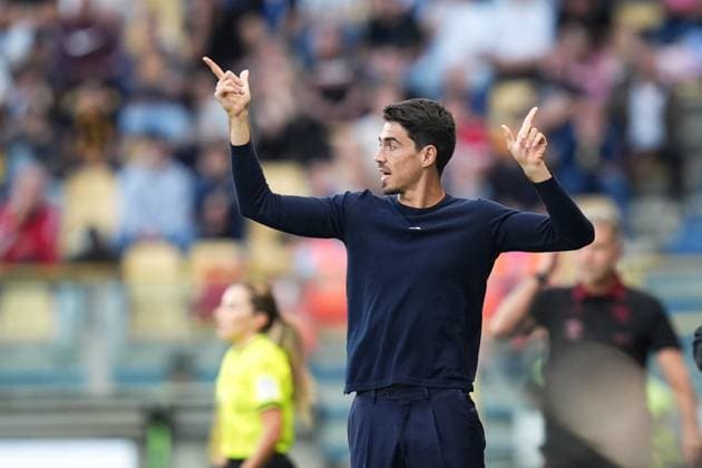 Parma s head coach Carlos Cuesta shouts instructions to his players during the Serie A soccer match between Parma and Torino at Ennio Tardini Stadium in Parma, North Italy, Monday, September 29, 2025. Soccer  Copyright: xMassimoxPaolone LaPressex