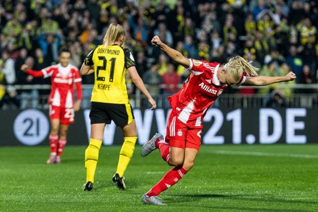 DFB Pokal der Frauen, Borussia Dortmund FC Bayern München 29 09 2025 Celebration for 0 1 by Pernille Harder FC Bayern München, 21 , Goal, Goal celebration DFB Pokal der Frauen, Borussia Dortmund FC Bayern München Dortmund, Stadion Rote Erde on 29 09 2025 DFB REGULATIONS PROHIBIT ANY USE OF PHOTOGRAPHS AS IMAGE SEQUENCES AND OR QUASI VIDEO Copyright: xBEAUTIFULxSPORTS Wunderlx