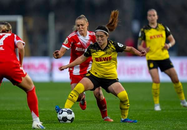 duel between Sara Ito Borussia Dortmund, 14 and Georgia Stanway FC Bayern Muenchen, 31 29 09 2025, Borussia Dortmund FC Bayern München, Frauen, 1 Runde DFB Pokal in Dortmund, Stadion Rote Erde DFL regulations prohibit any use of photographs as image sequences and or quasi video Copyright: HMBxMedia xMarcoxBader
